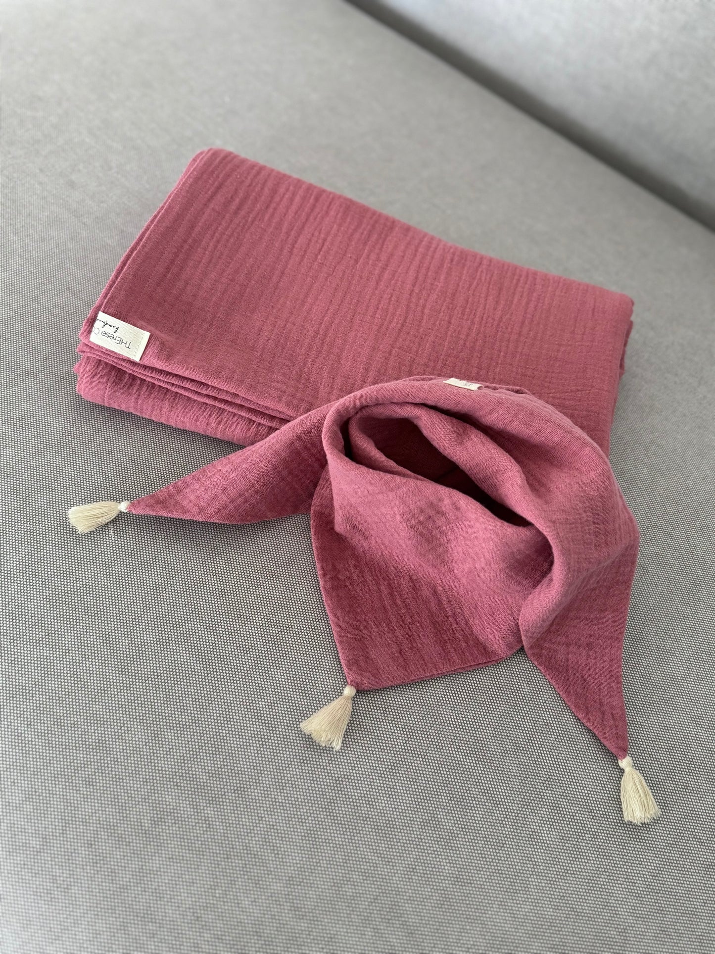 Mama-Baby-Kombi. Vorne: Dreickstuch Baby im Farbton Mallow mit Quasten, hinten großes Musselintuch.