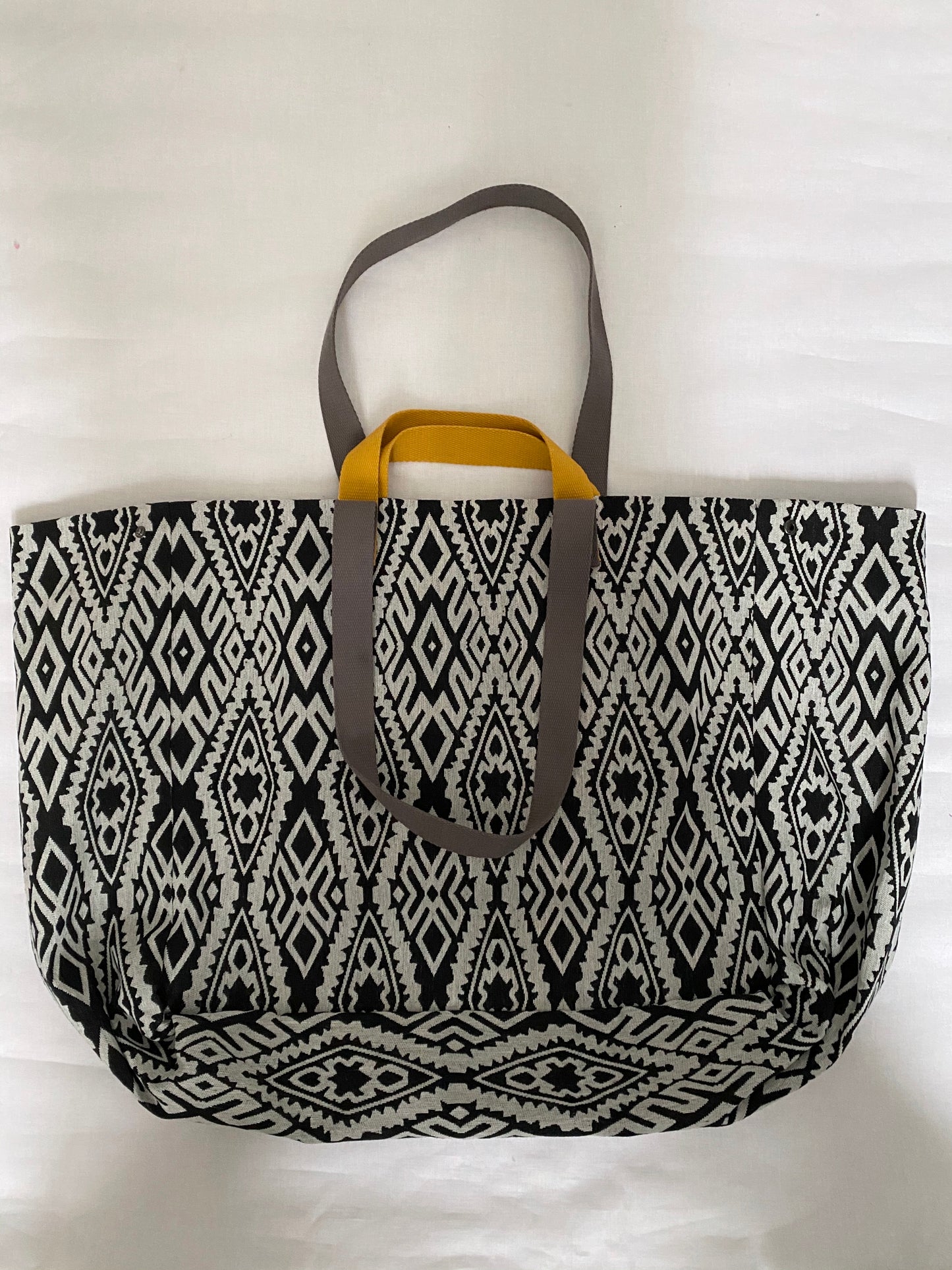 XL Shopper Grafisches Muster mit langen Trägern in Dunkelgrau und kurzen Trägern in Senf.
