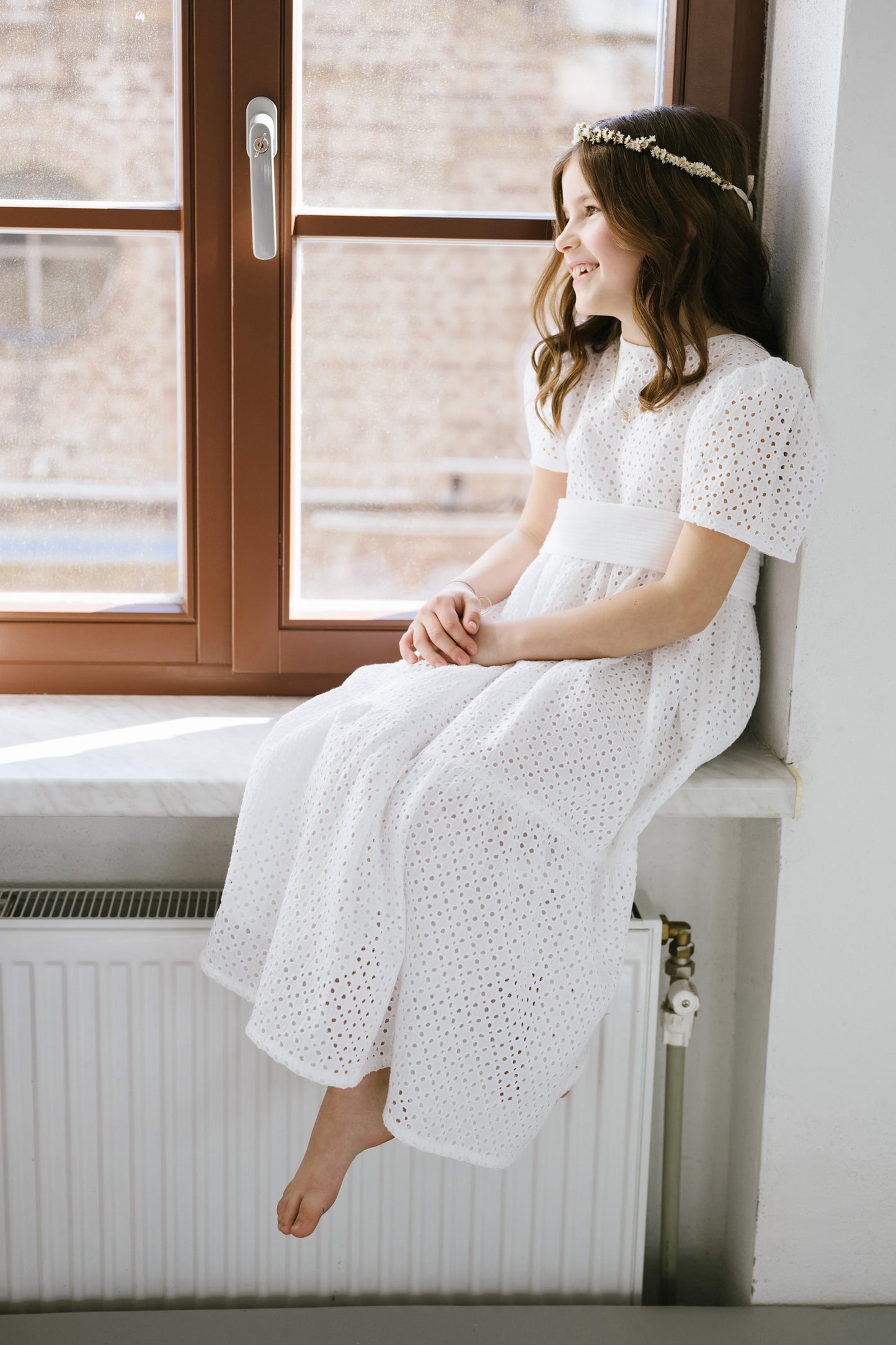 Kleid MIA im Stoff "Bubbles-Lochmuster" (mittlerweile ausverkauft) mit Schärpe im Farbton Ecru, Foto: Nikki Harris