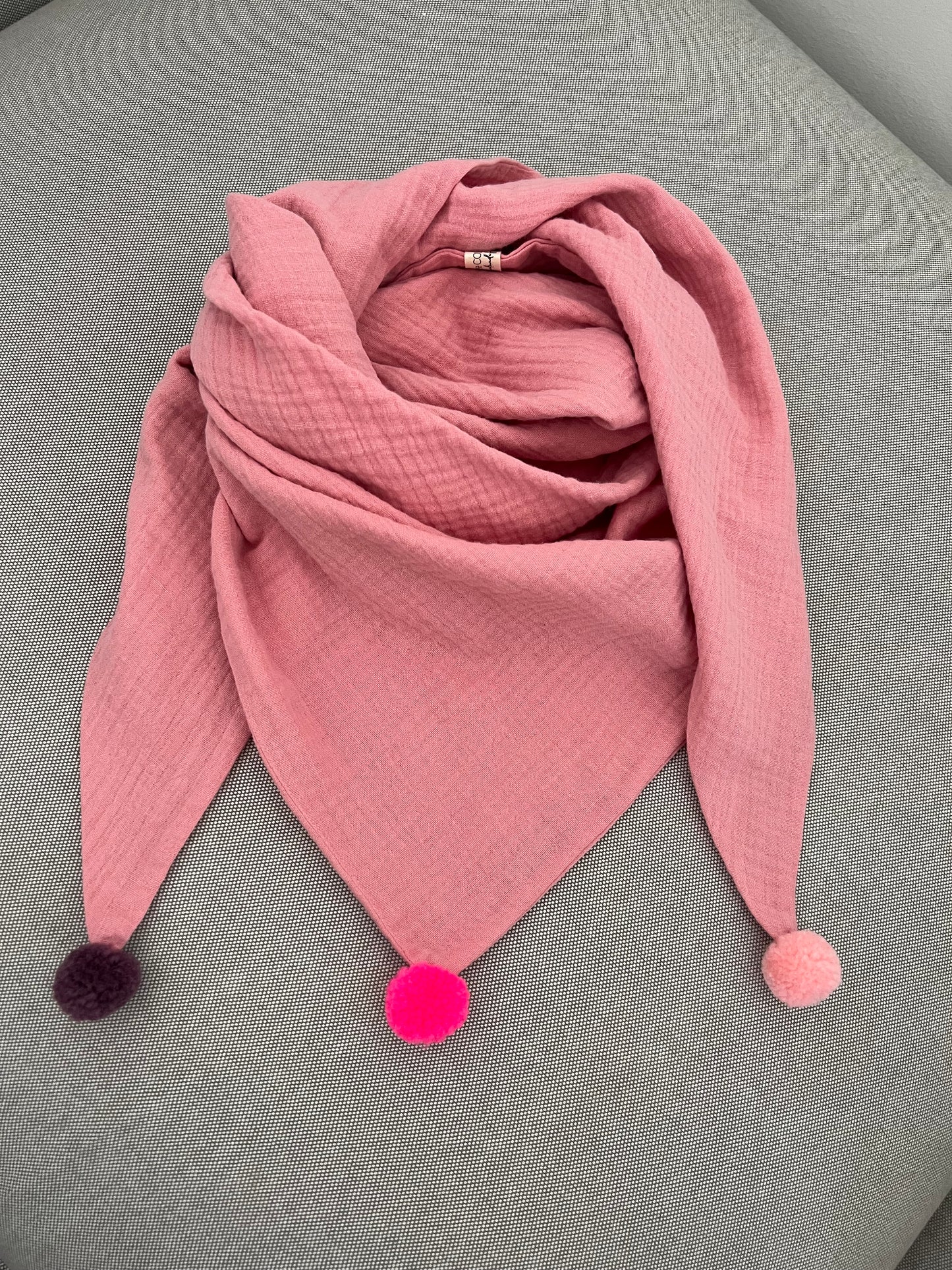 Dreieckstuch medium im Farbton Cotton Candy mit Bommeln im Farbton Aubergine, Neon Pink und Flamingo