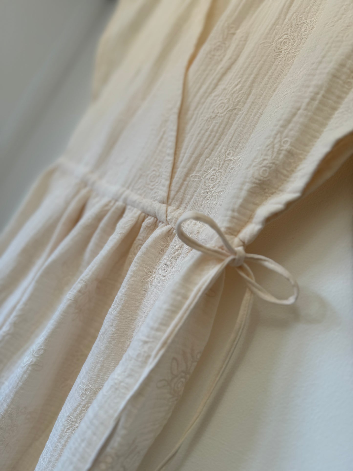 ALVA Peonies Kleid Musselin im Farbton Ivory