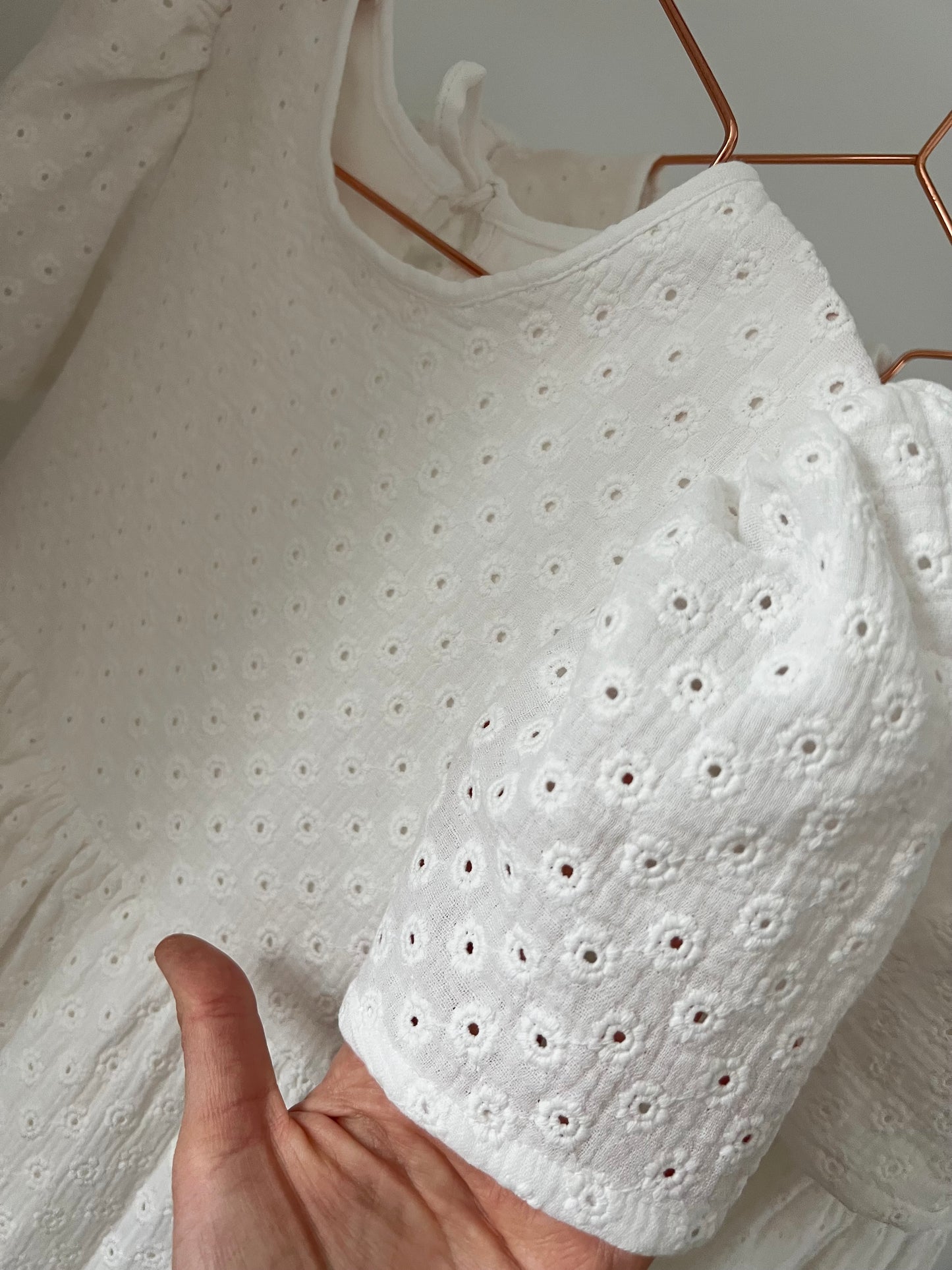 Kleid MIA in der Stoff-Variante "Blümchen-Lochmuster"