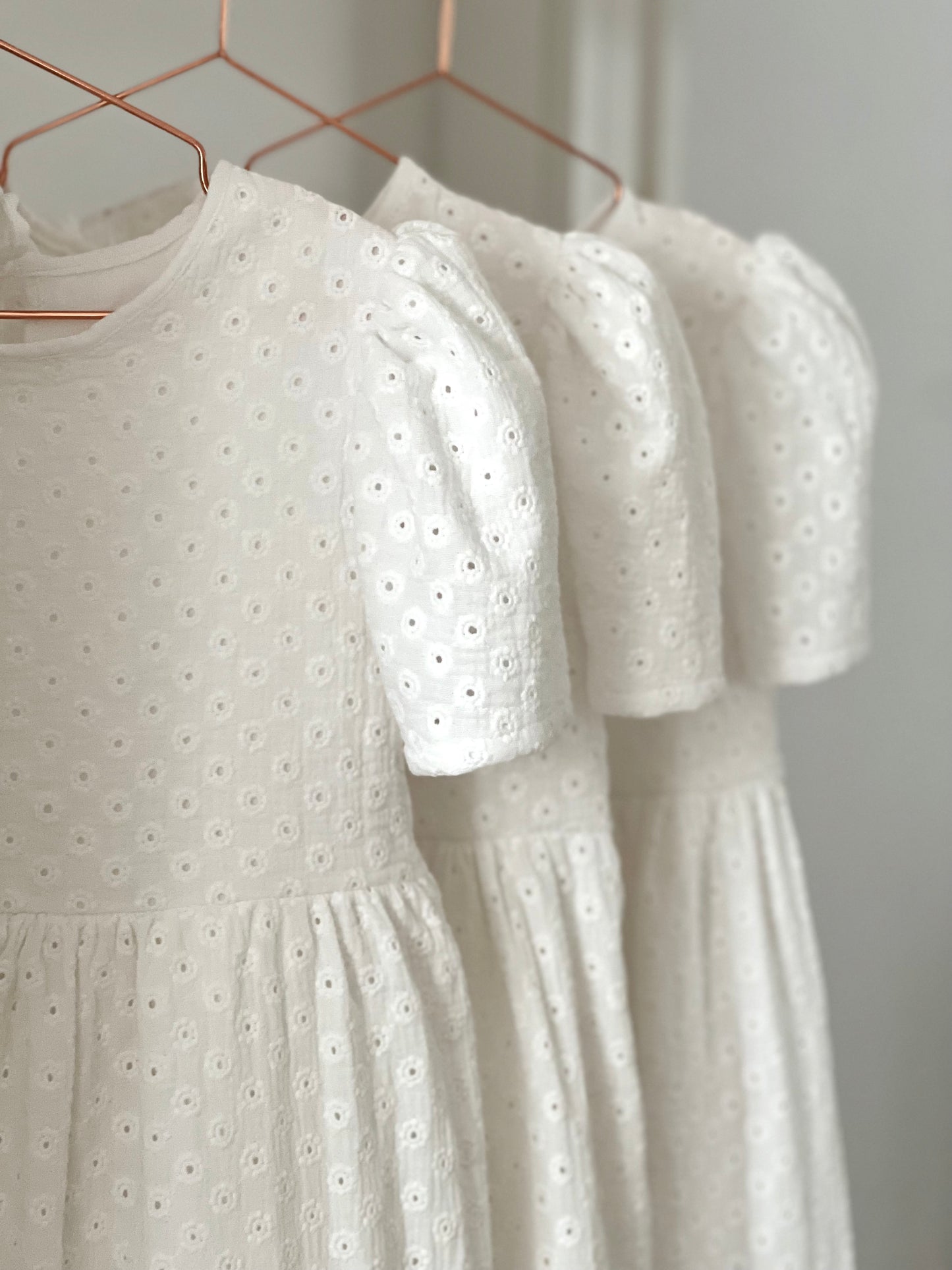 Kleid MIA, Stoff-Variante "Blümchen-Lochmuster"
