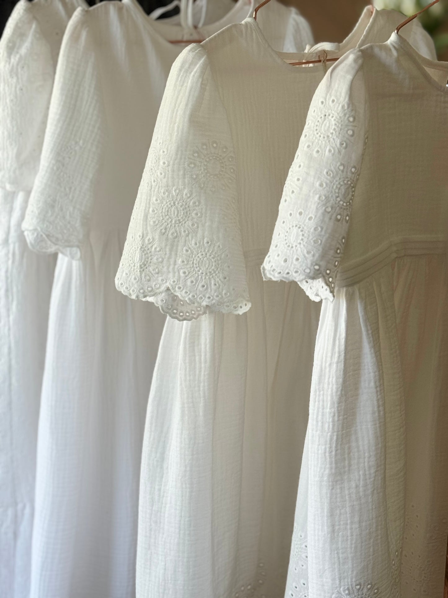 Kleid ILVY in unterschiedlichen Größen, im Vordergrund 2x die Stoff-Variante "Margerite"
