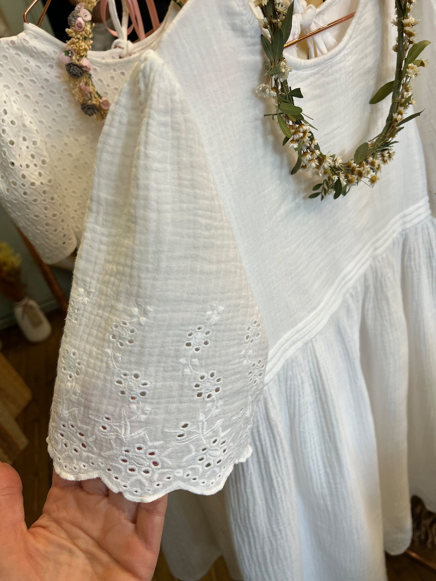 Kleid ILVY mit neuer Lochmuster-Borte am Ärmel