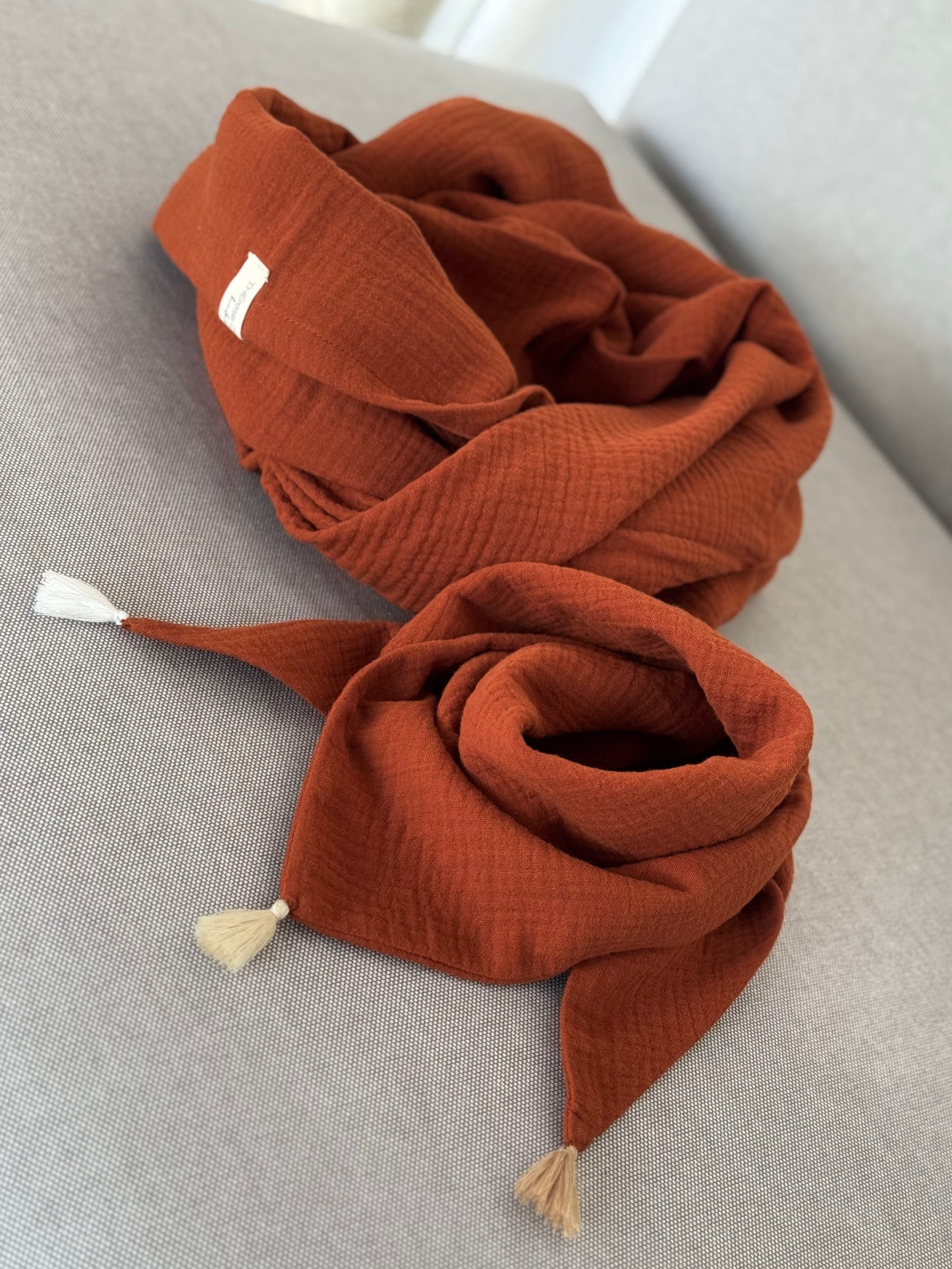 Eltern-Kind Kombi im Farbton Rust - bestehend aus großem Musselintuch und Dreieckstuch small mit Quasten in den Farben Weiß, Ecru und Beige.