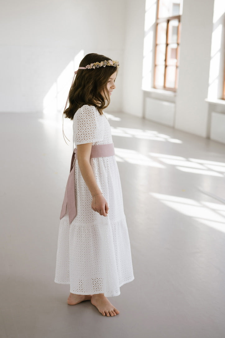 Kleid MIA mit Schärpe im Farbton Dusty Rosé, Foto: Nikki Harris