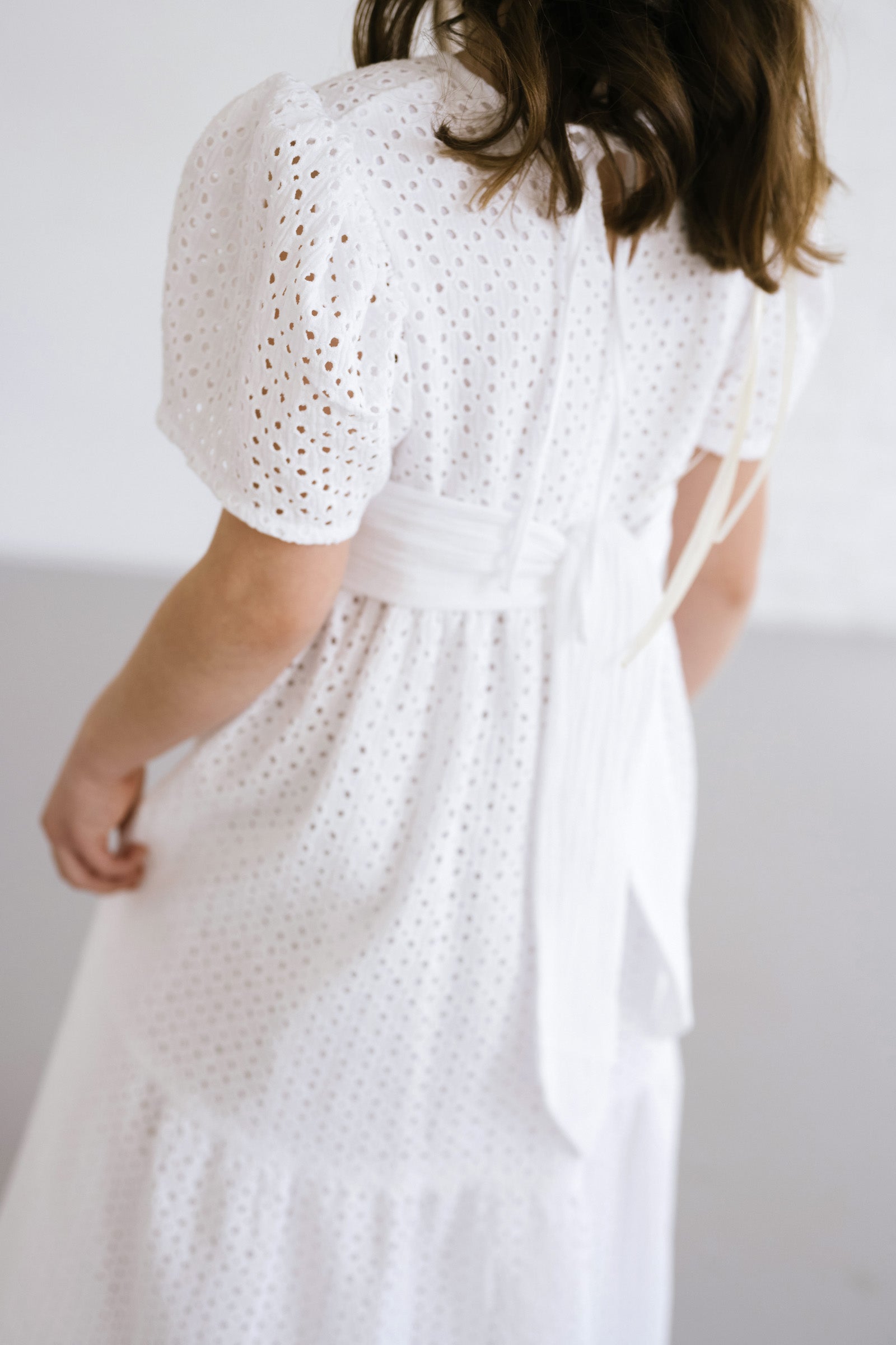 Kleid MIA im Stoff "Bubbles-Lochmuster" (mittlerweile ausverkauft) mit Schärpe im Farbton Ecru, Foto: Nikki Harris