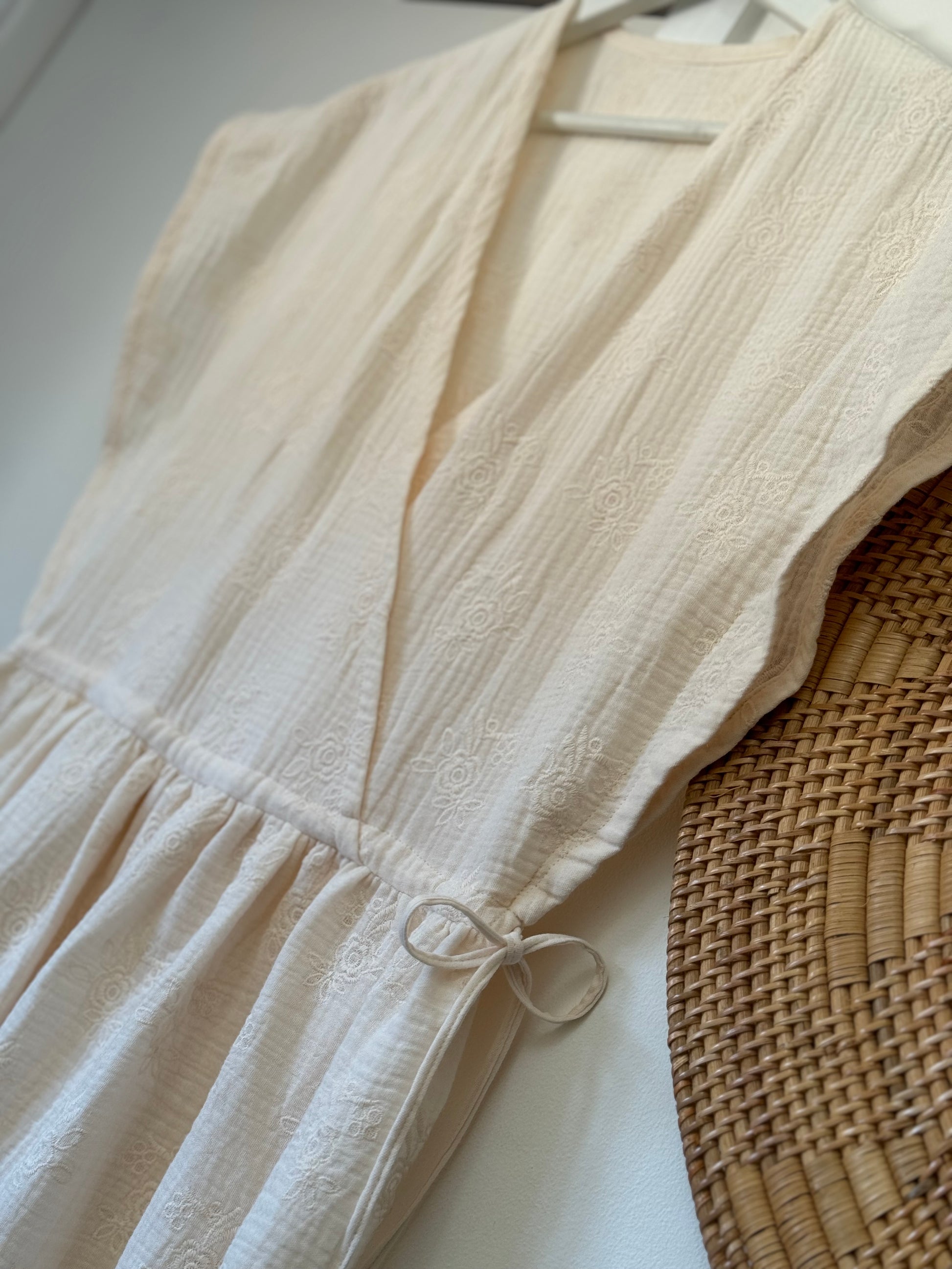ALVA Peonies Kleid Musselin im Farbton Ivory