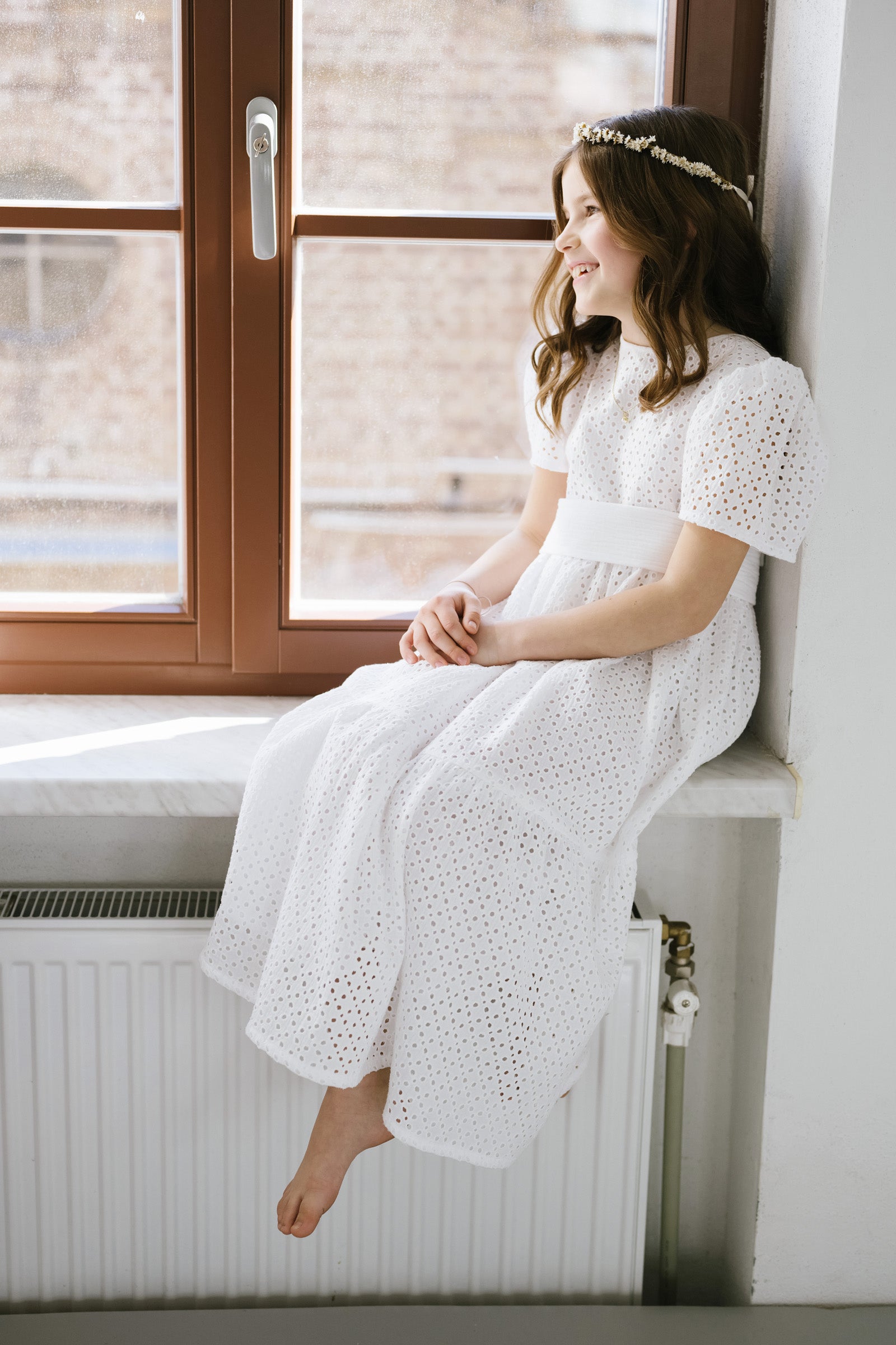 Kleid MIA im Stoff "Bubbles-Lochmuster" (mittlerweile ausverkauft) mit Schärpe im Farbton Ecru, Foto: Nikki Harris