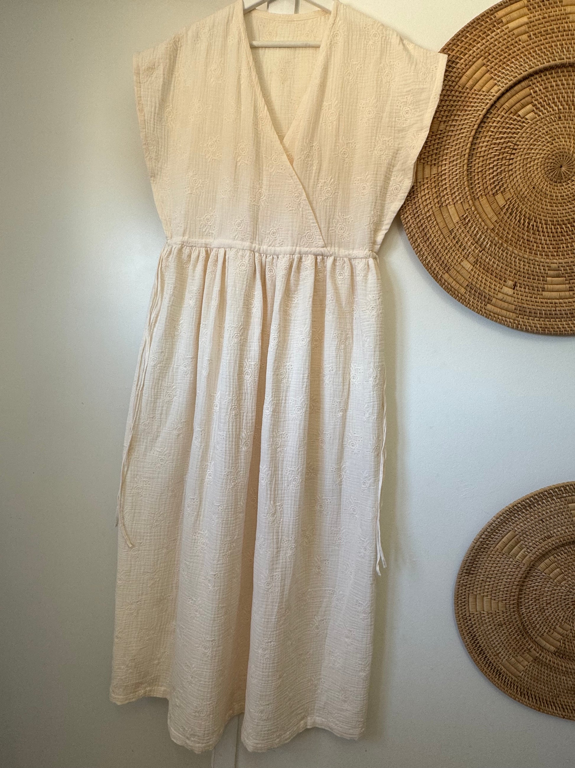 ALVA Peonies Kleid Musselin im Farbton Ivory