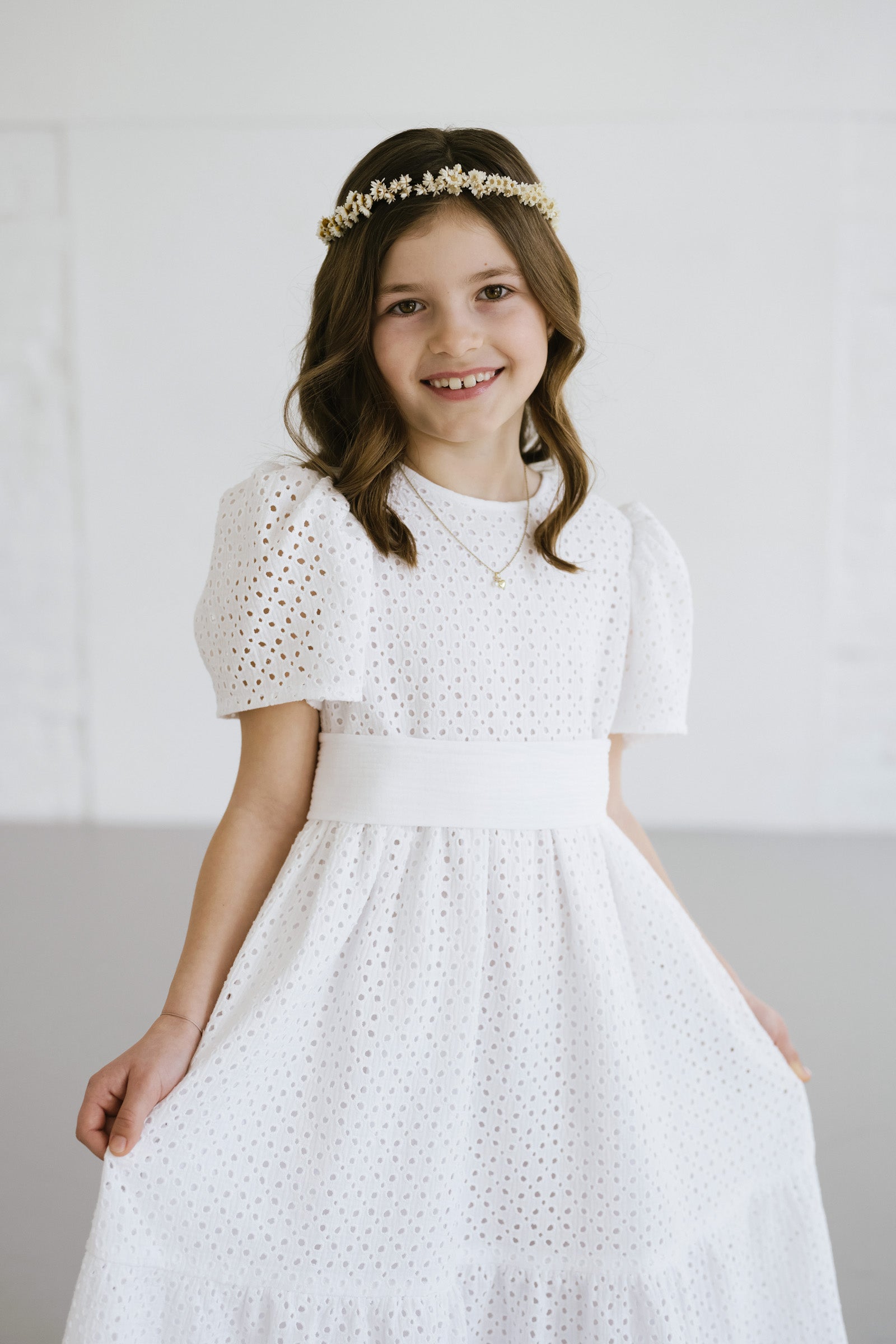 Kleid MIA im Stoff "Bubbles-Lochmuster" (mittlerweile ausverkauft) mit Schärpe im Farbton Ecru, Foto: Nikki Harris