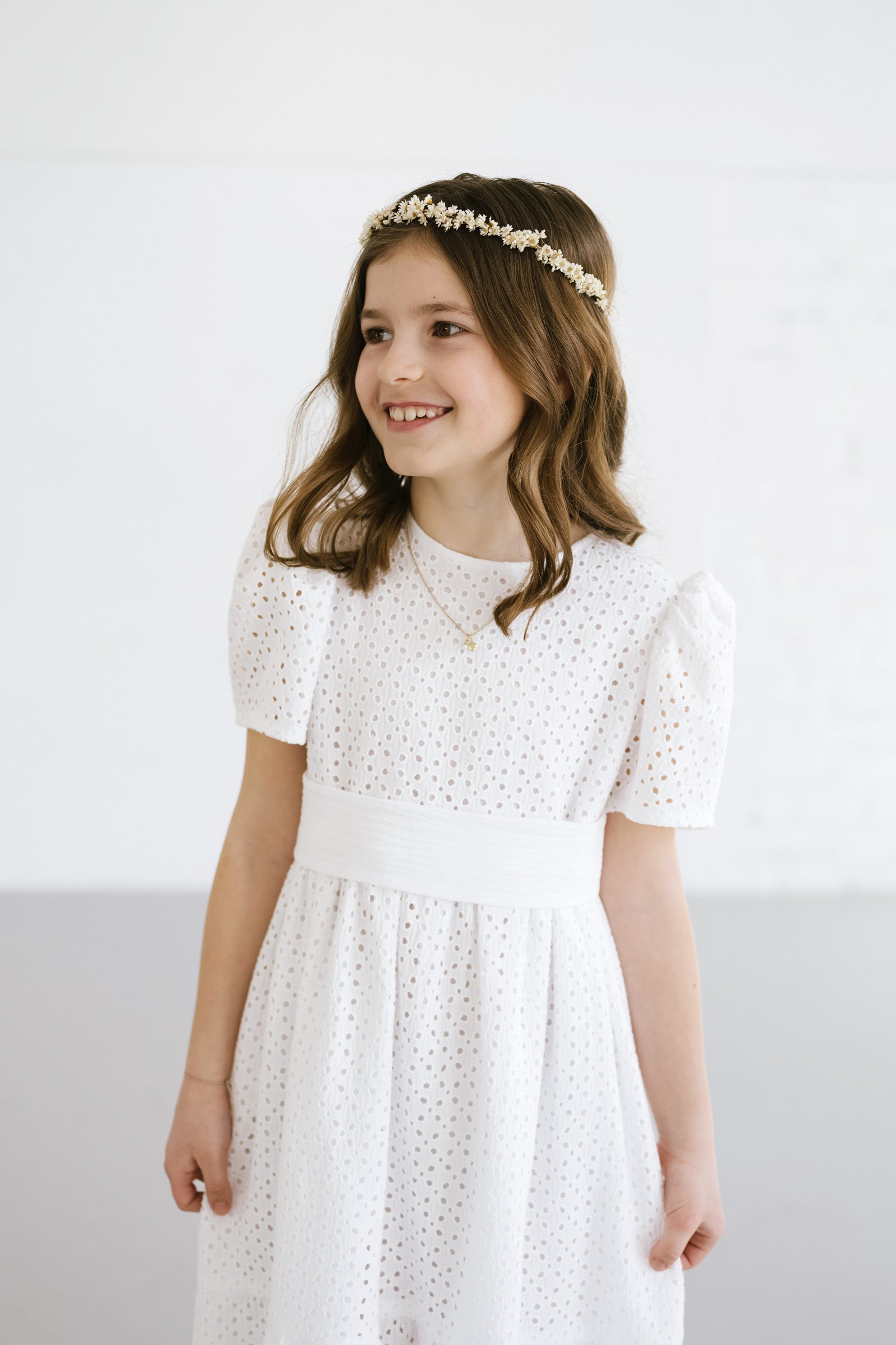 Kleid MIA im Stoff "Bubbles-Lochmuster" (mittlerweile ausverkauft) mit Schärpe im Farbton Ecru, Foto: Nikki Harris