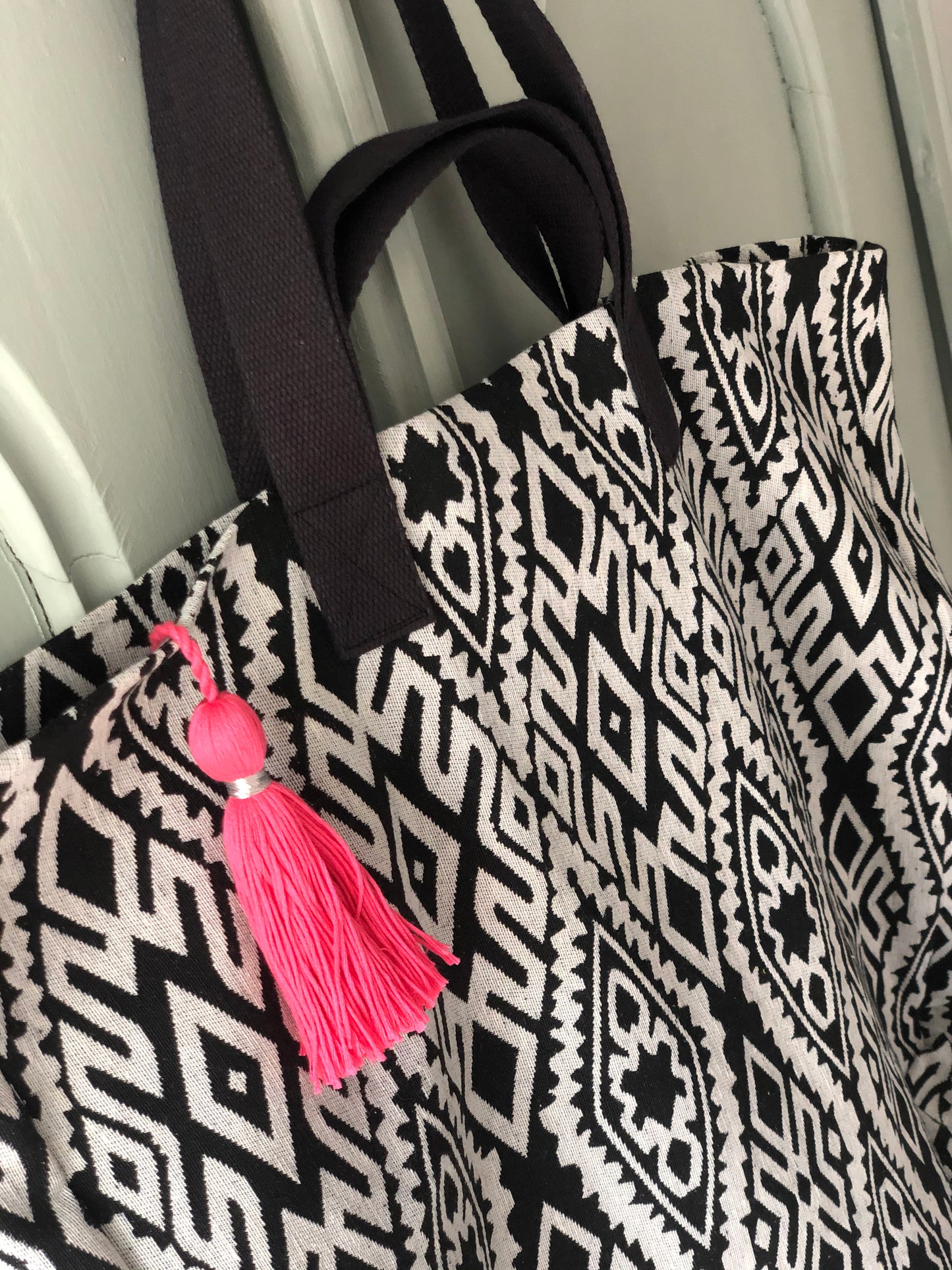 XL Shopper Grafisches Muster mit langen und kurzen Trägern in Schwarz. Die Quaste am Reißverschluss der Innentasche kann auch außen getragen werden. Hier im Farbton Pink