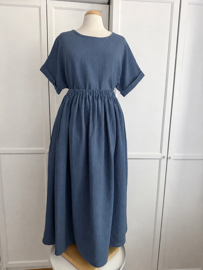 VIOLA Rock Musselin kombiniert mit NELE Musselinbluse, beides im Farbton Jeans.