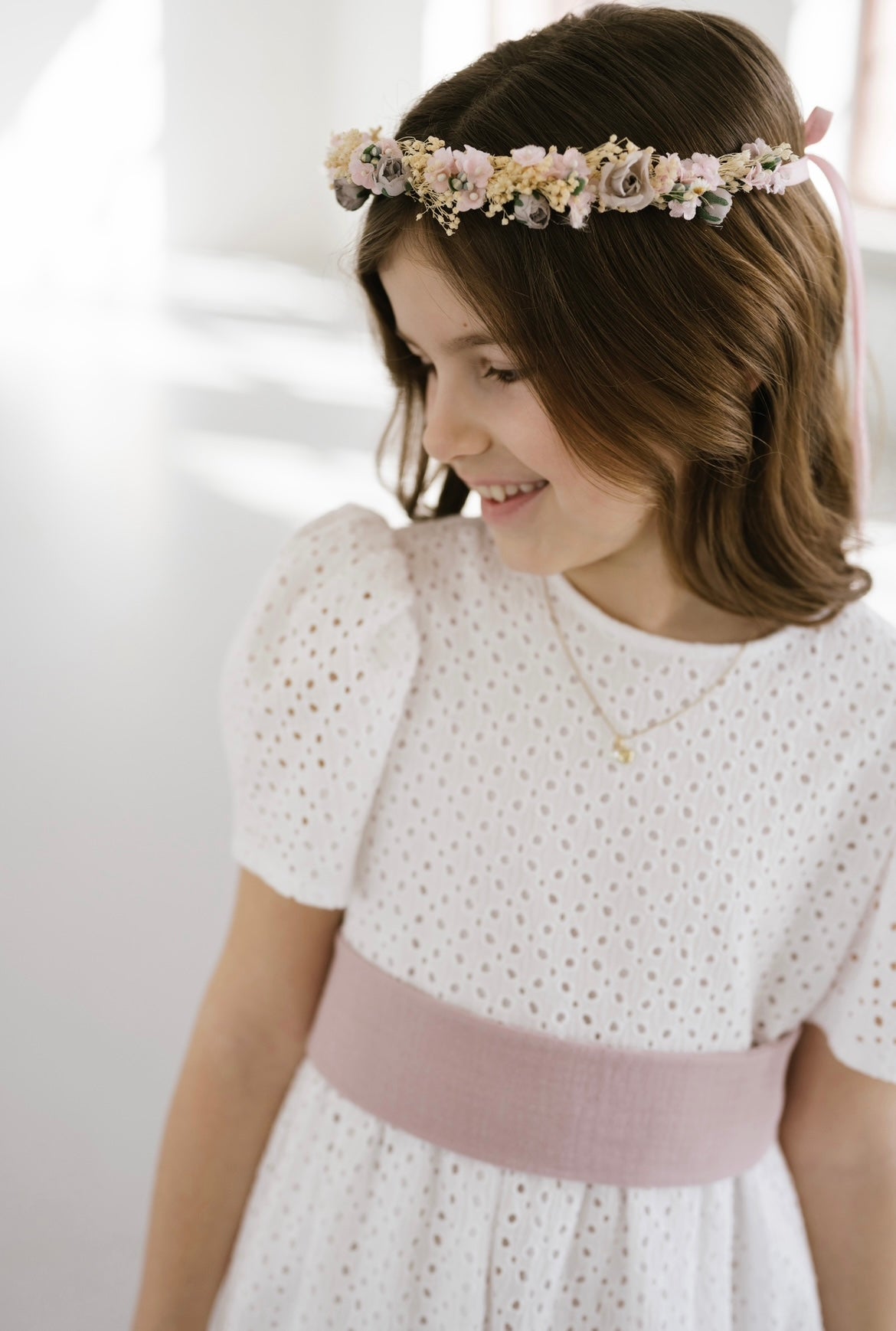 Kleid MIA im Stoff "Bubbles-Lochmuster" (mittlerweile ausverkauft) mit Schärpe im Farbton Dusty Rosé, Foto: Nikki Harris