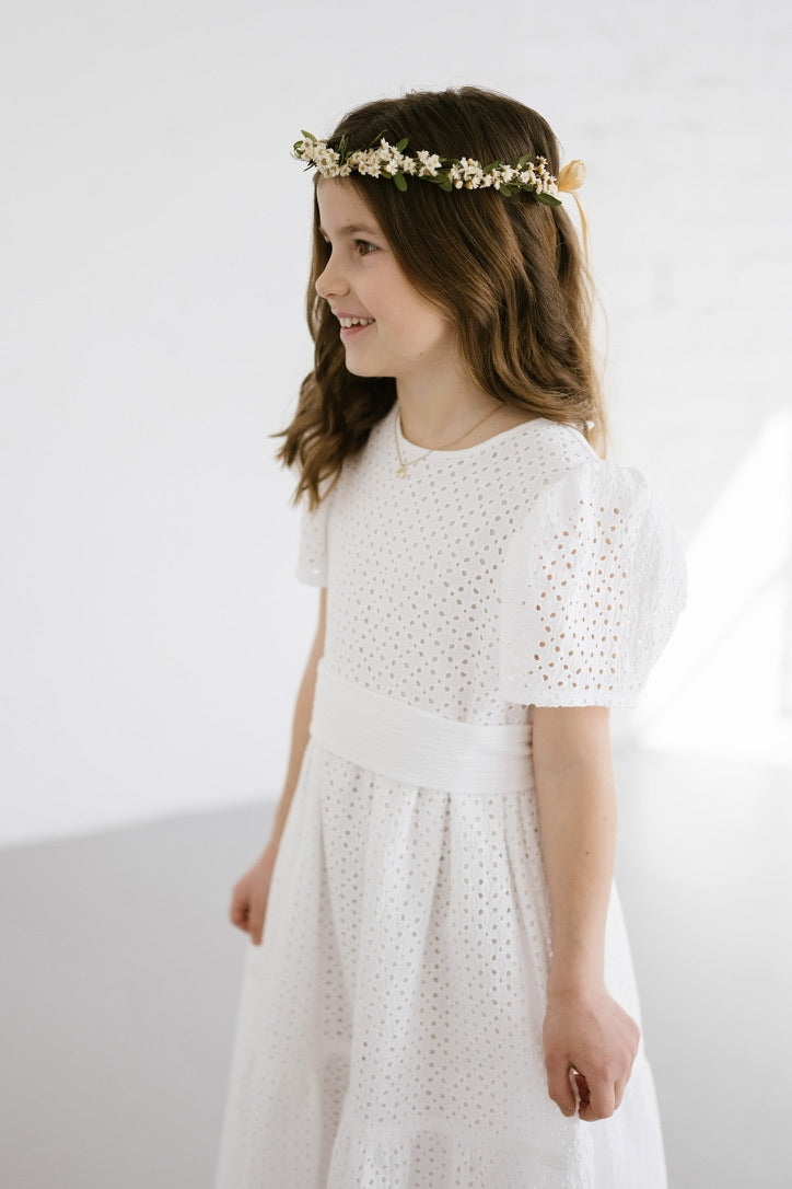 Kleid MIA im Stoff "Bubbles-Lochmuster" (mittlerweile ausverkauft) mit Schärpe im Farbton Ecru, Foto: Nikki Harris