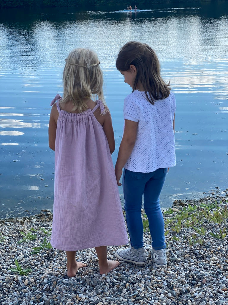 Links: LILIA Kids Kleid im Farbton Dusty Rosé, rechts: Bluse LENA Kids